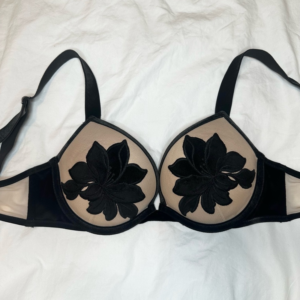 Victoria’s Secret Push Up Bra Nude/Black Size 32C